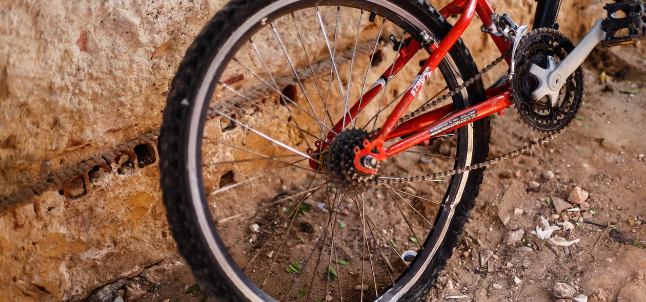 Bicicleta atingida pelos destroços do cilindro 