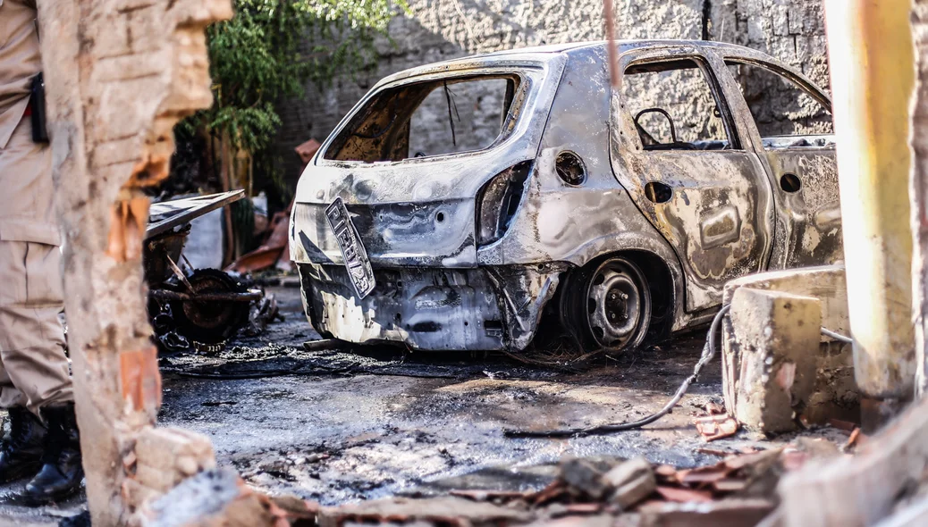 Carro destruído com a explosão do cilindro 
