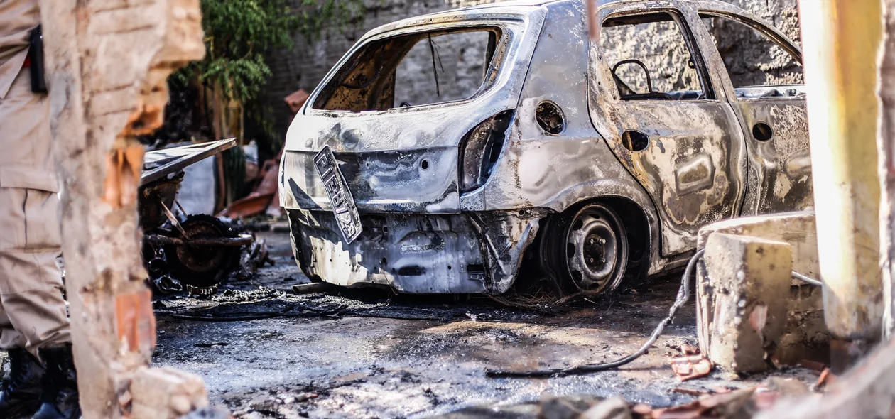 Carro destruído com a explosão do cilindro 