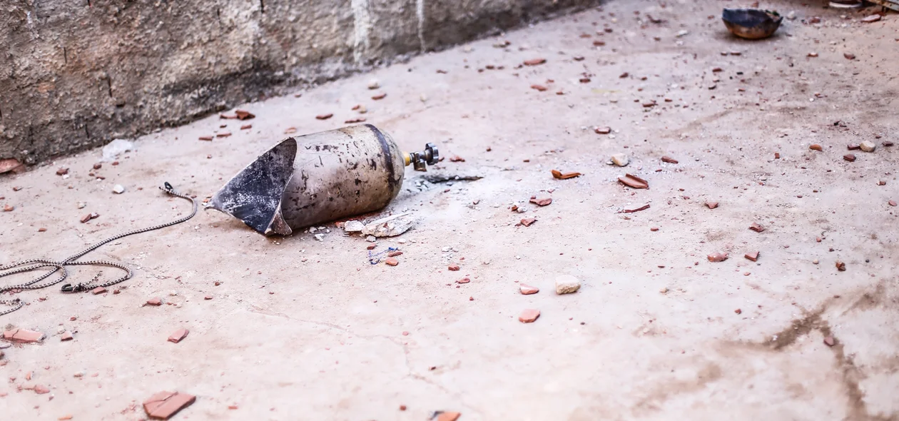Pedaços de cilindro cairam na casa de vizinhos