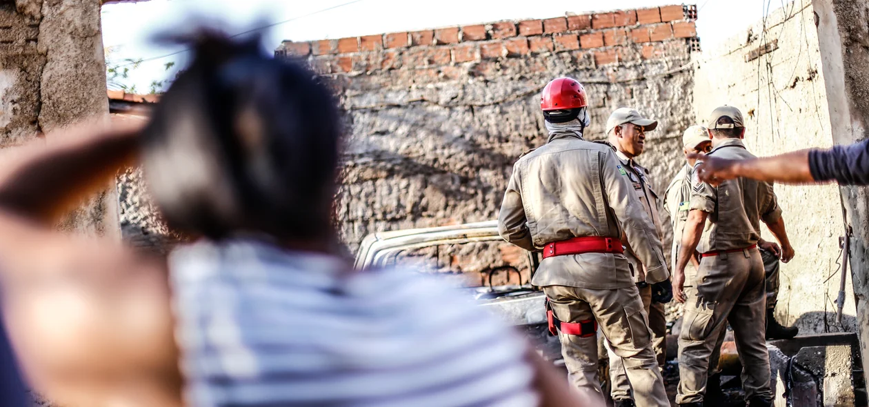 Populares acompanhado o trabalho do Corpo de Bombeiros 