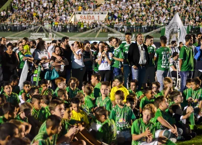Homenagem aos jogadores e aos integrantes da comissão técnica da Chapecoense