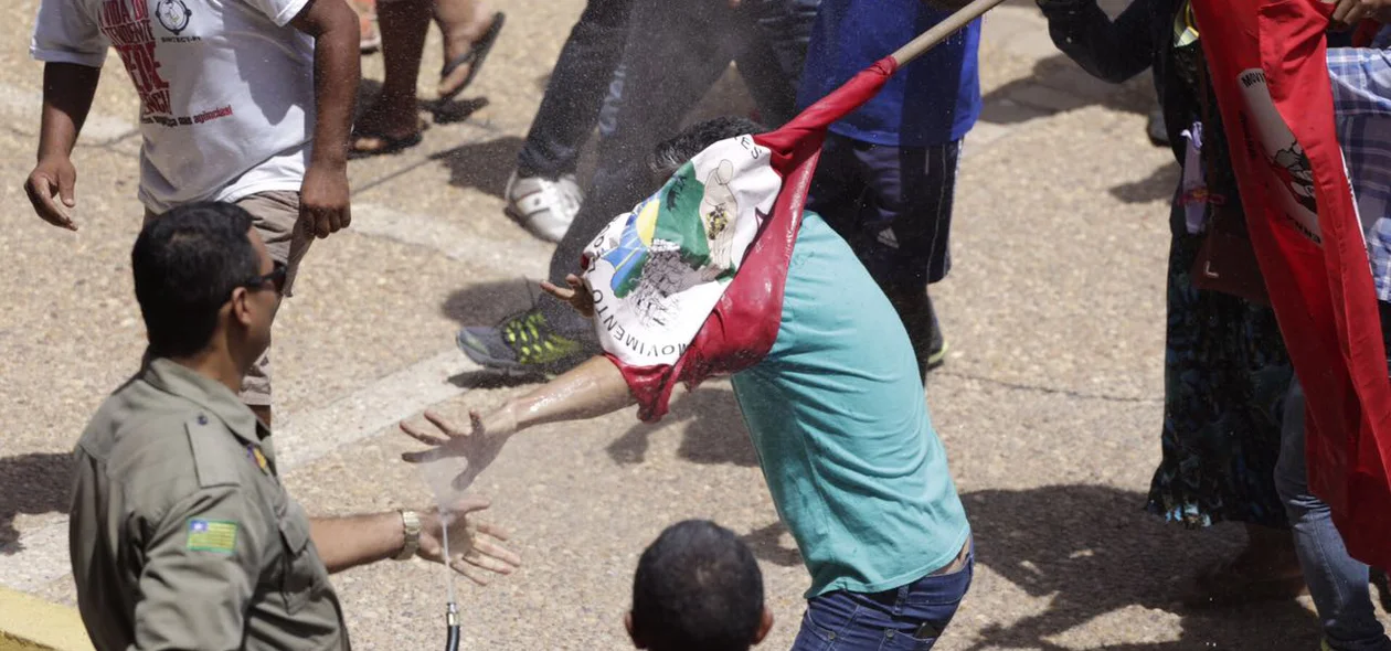 Manifestação em frente a Alepi