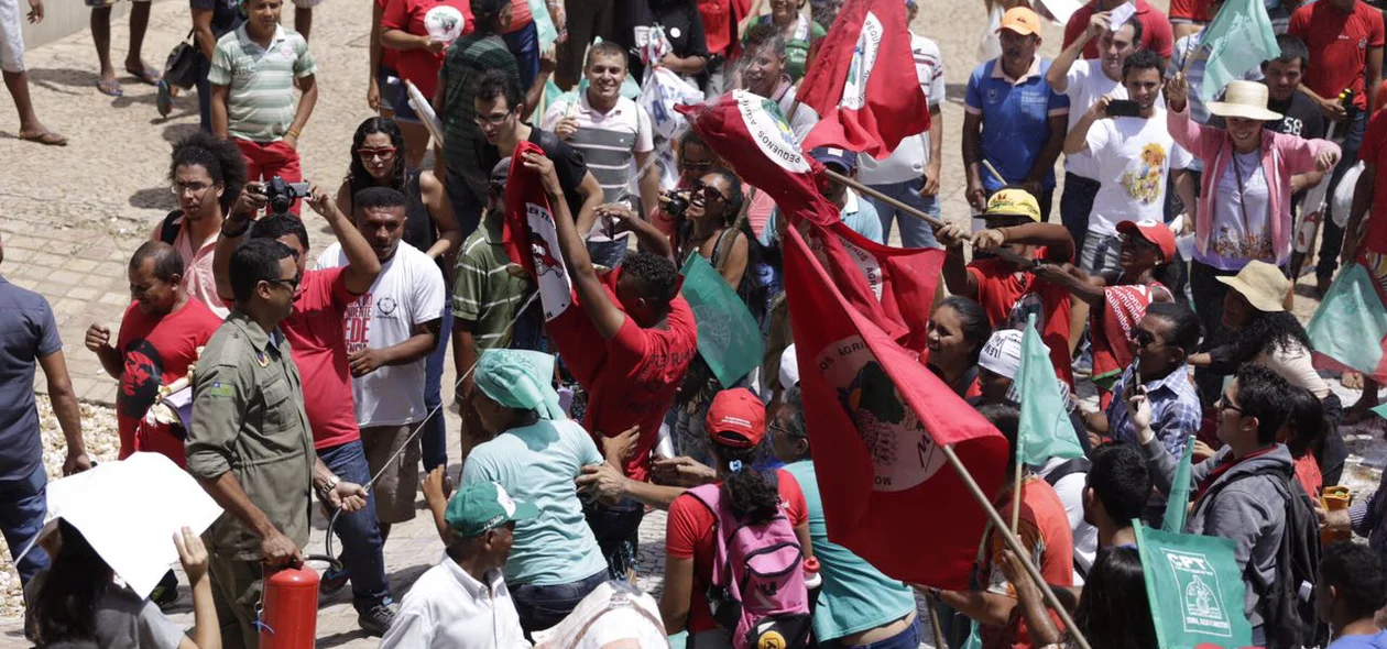 Manifestantes em frente a Alepi em Teresina