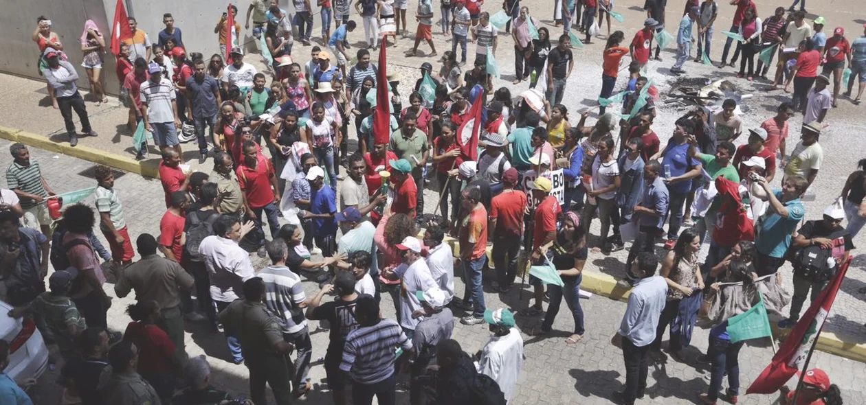 Manifestantes em frente a Alepi