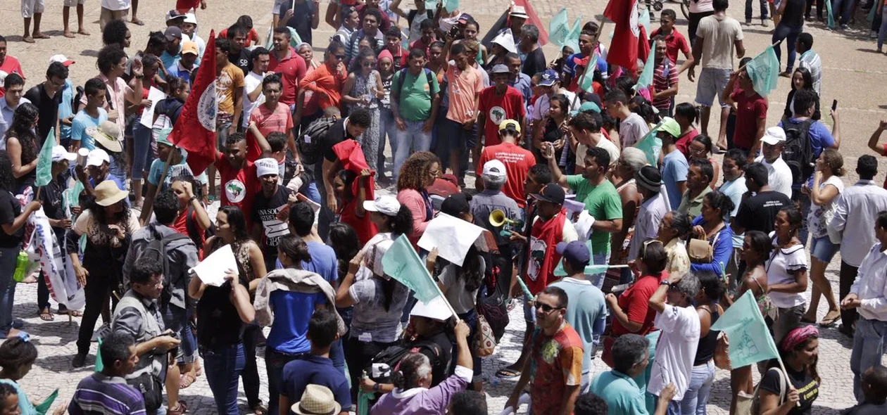 Manifestantes em frente a Assembleia Legislativa do Piauí