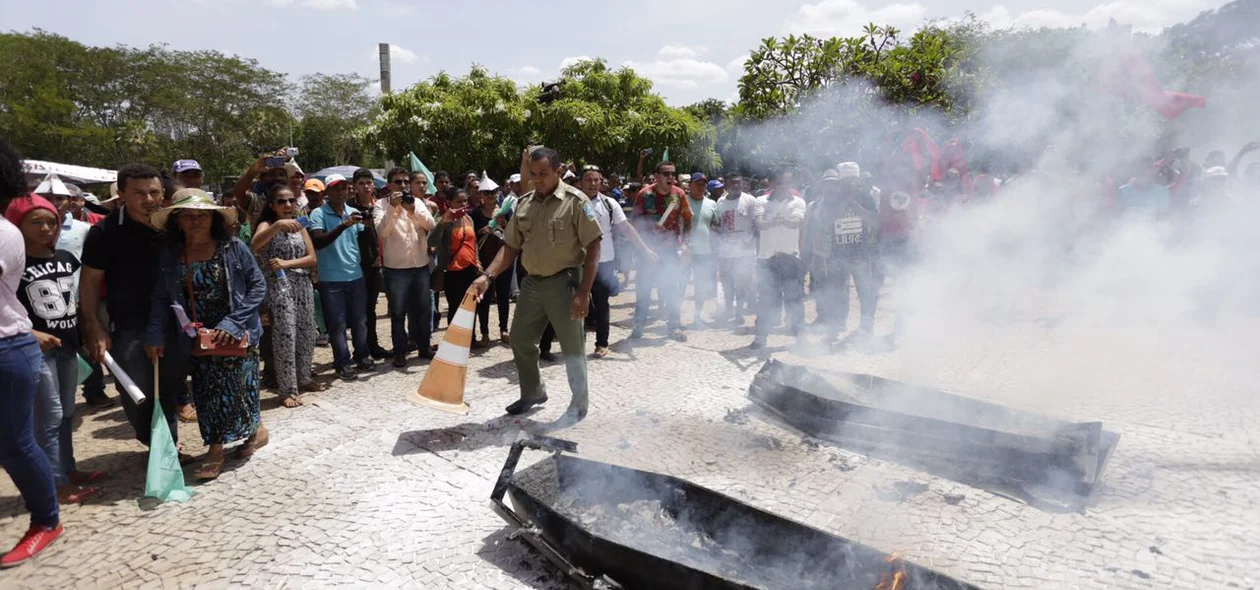 Manifestantes queimaram caixões em frente a Alepi