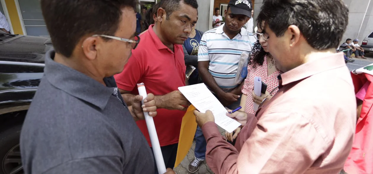O secretário de Desenvolvimento Rural do Piauí (SDR), Francisco Lima, conversou com manifestantes