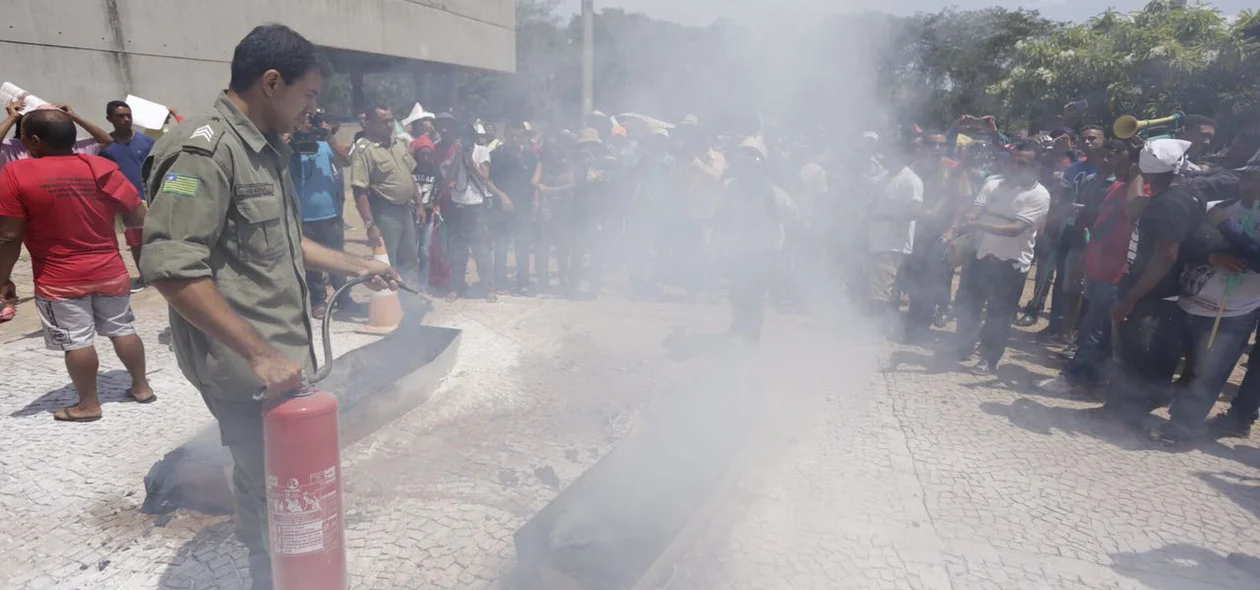 PM reage a fogo lançado em caixões
