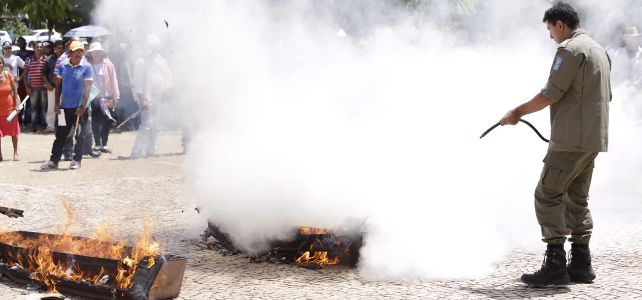 PM tenta combater fogo em frente a Alepi