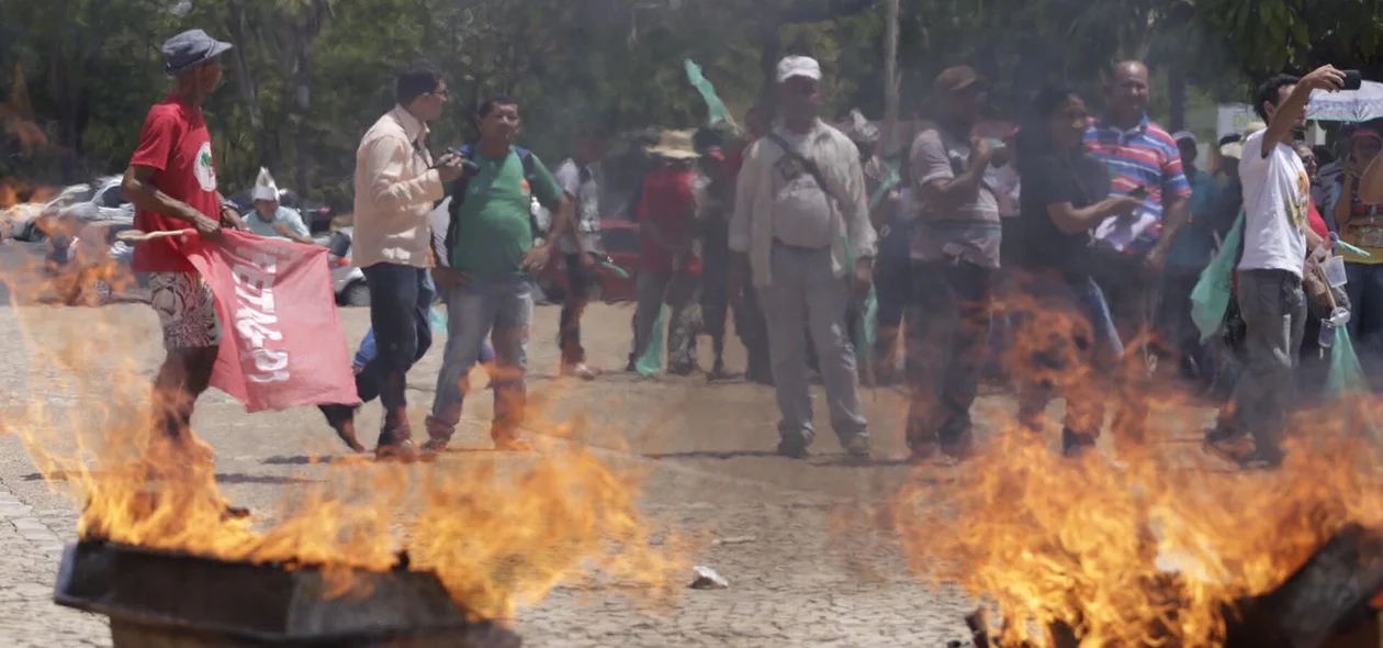 Protesto em frente a Alepi em Teresina