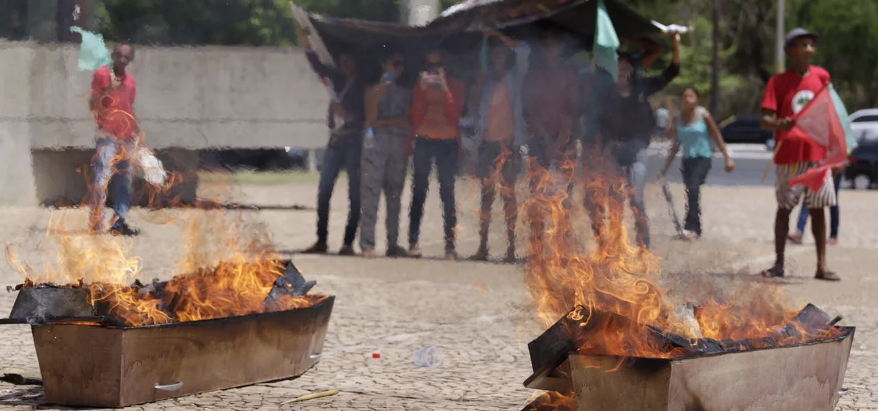 Protesto em frente a Alepi