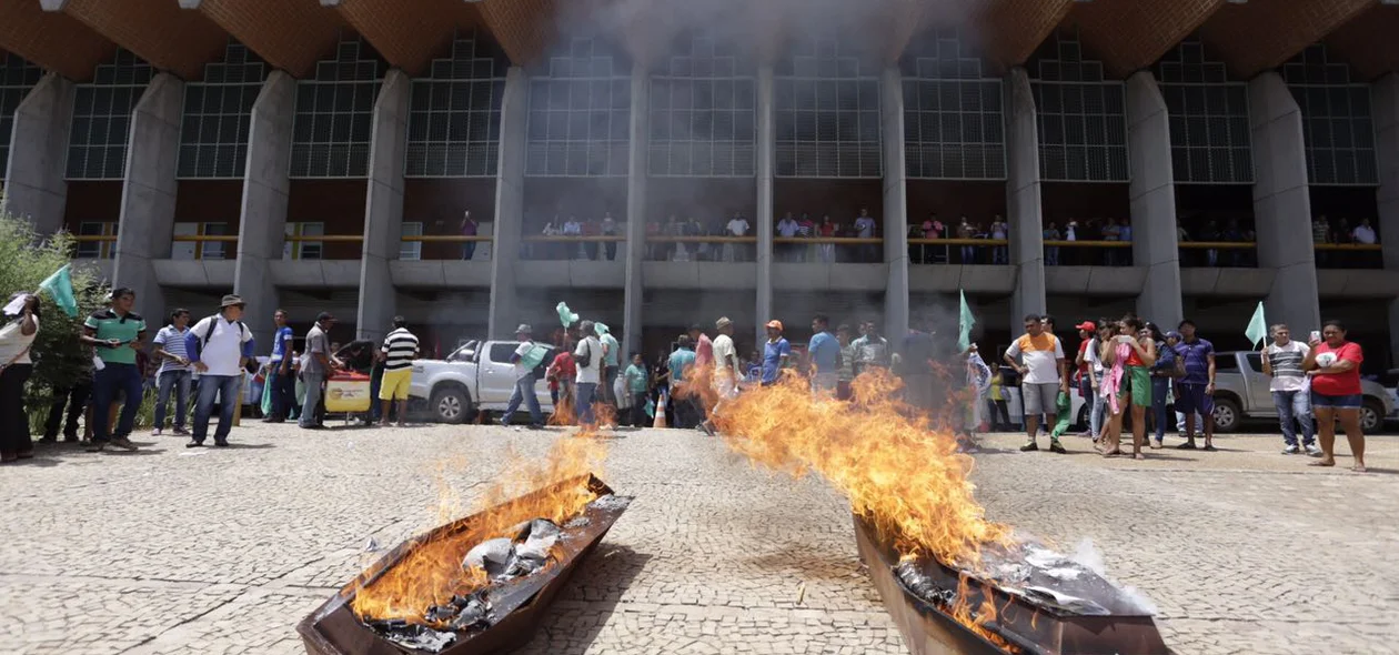 Protesto em frente a Assembleia Legislativa do Piauí