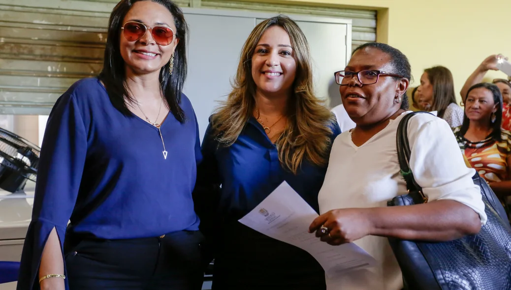 Rejane entrega declaração