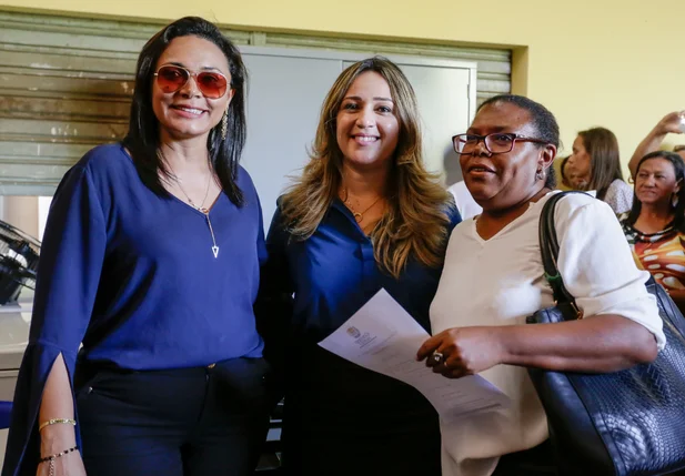 Rejane entrega declaração