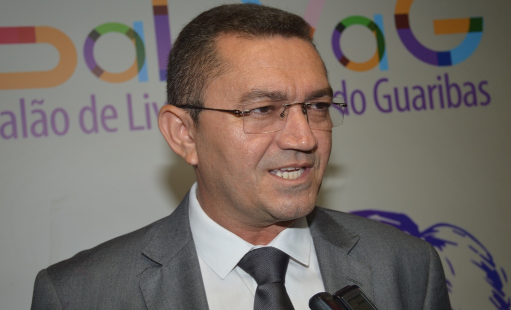 Prefeito de Picos exonera servidores comissionados