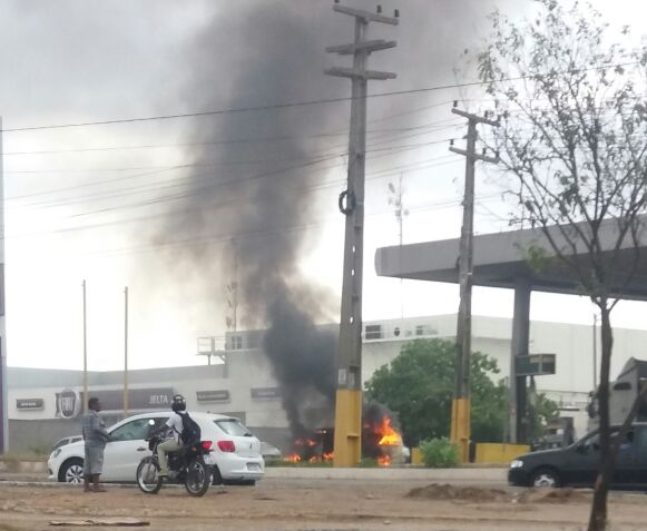 Veículo é incendiado em Teresina
