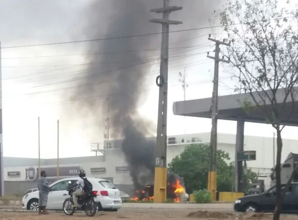 Veículo é incendiado em Teresina