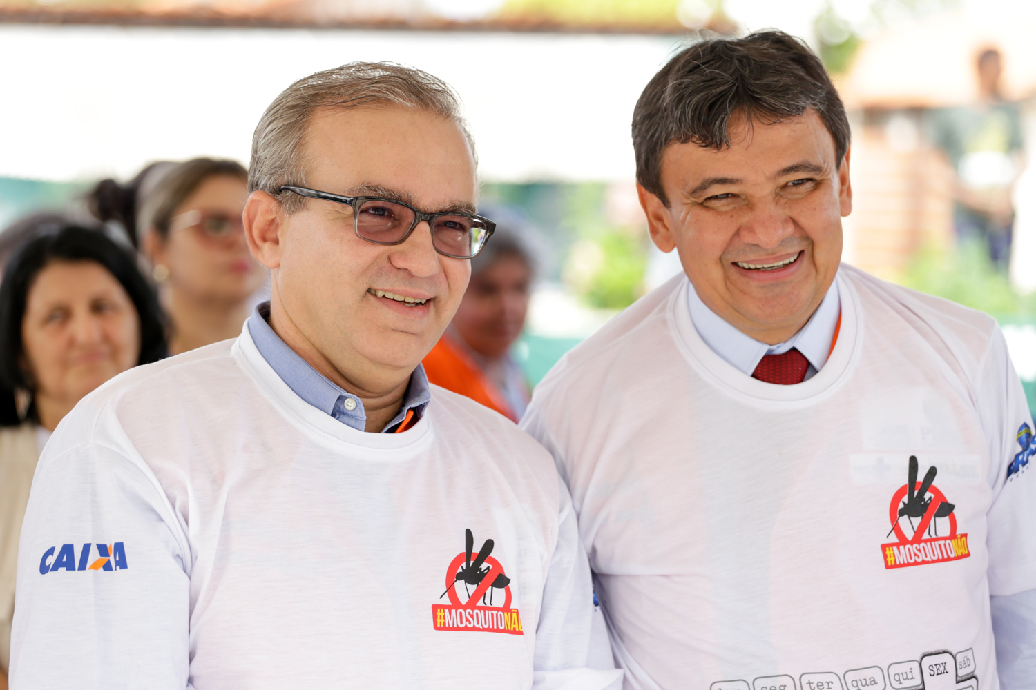 Wellington e Firmino vestem a camisa contra a dengue