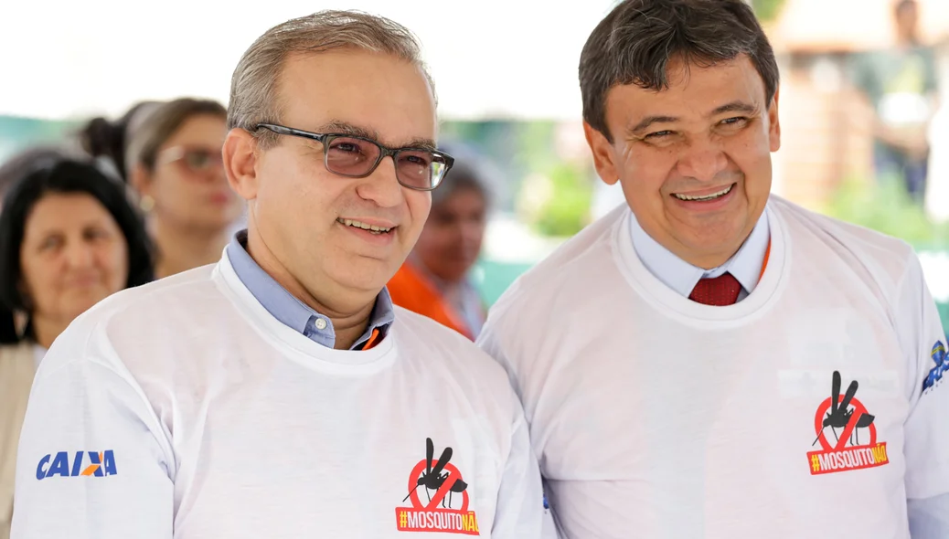 Wellington e Firmino vestem a camisa contra a dengue