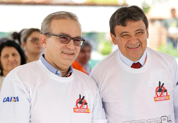 Wellington e Firmino vestem a camisa contra a dengue