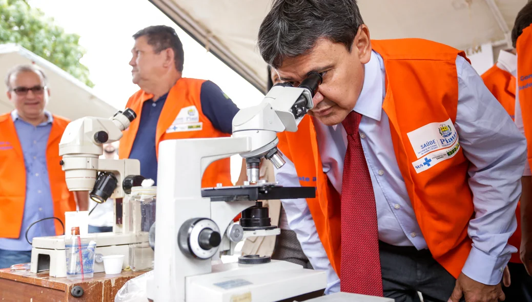 Wellington observando as larvas do mosquito