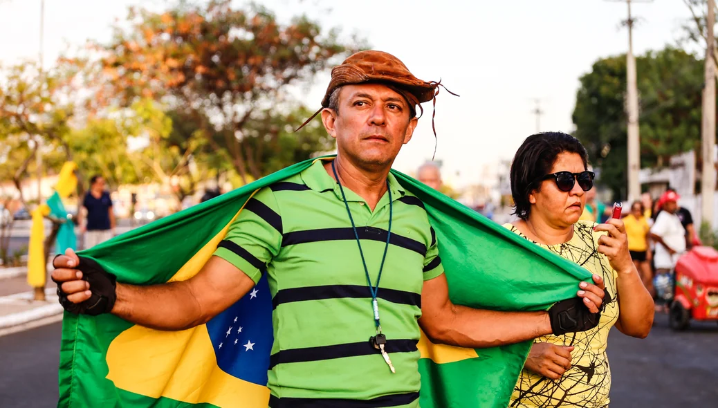 Manifestantes com bandeira do Brasil 