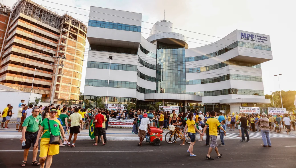 Manifestantes do 'Vem Pra Rua' na frente do Ministério Público  