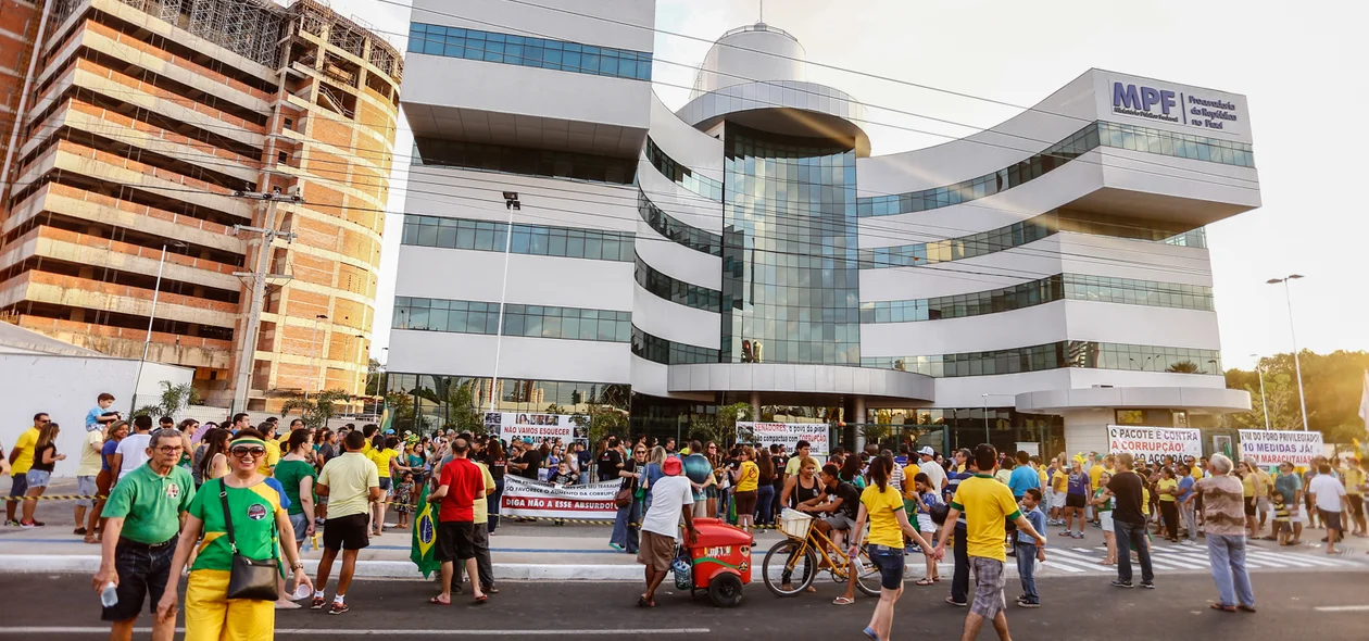 Manifestantes do 'Vem Pra Rua' na frente do Ministério Público  