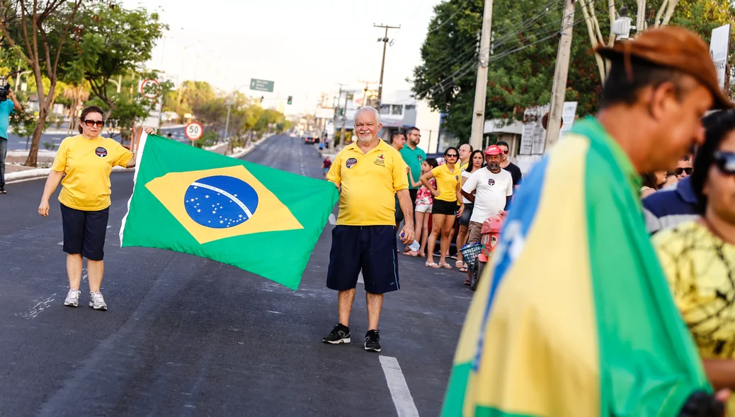 Manifestantes estendem bandeiras na João XXIII