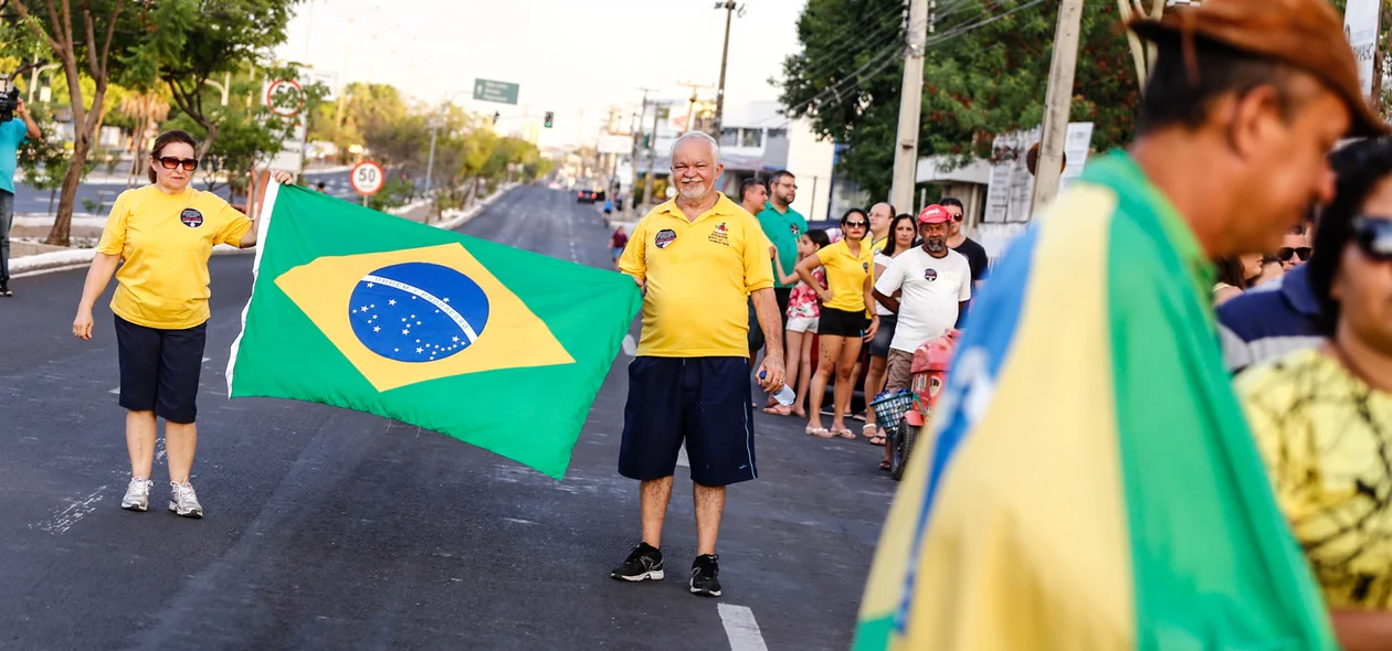 Manifestantes estendem bandeiras na João XXIII