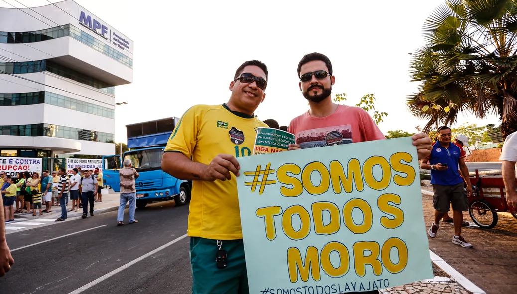 Manifestantes  estendem faixas