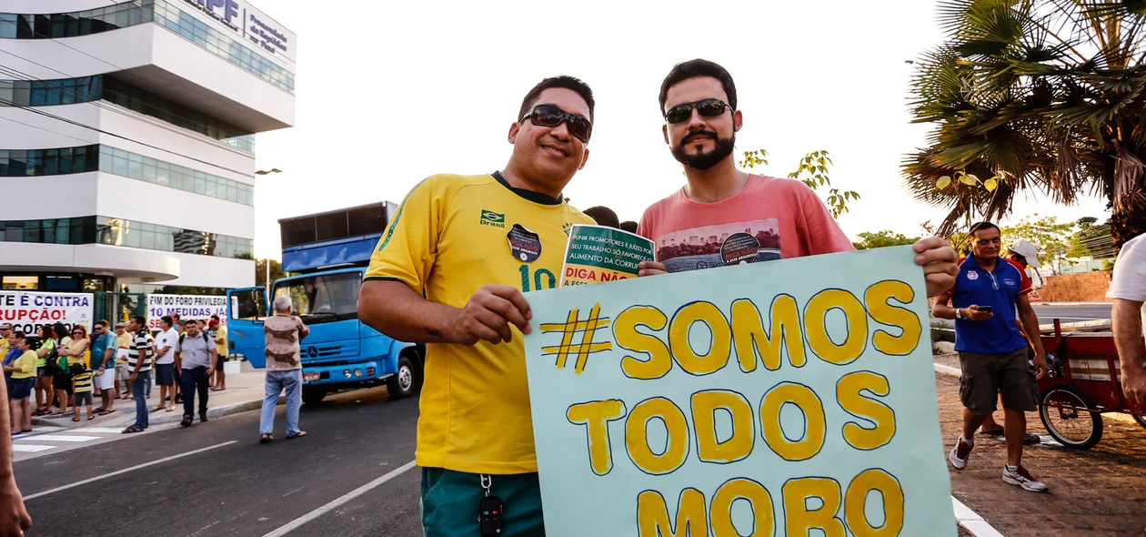 Manifestantes  estendem faixas
