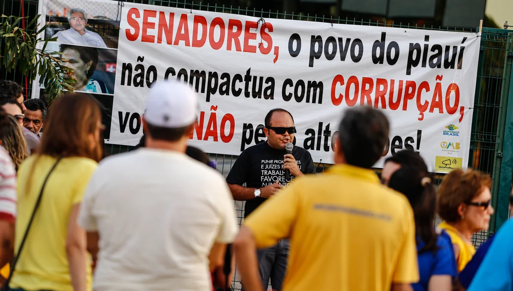 Manifestantes se concentram em frente ao prédio do MPF