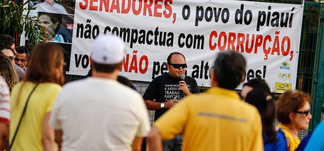 Manifestantes se concentram em frente ao prédio do MPF