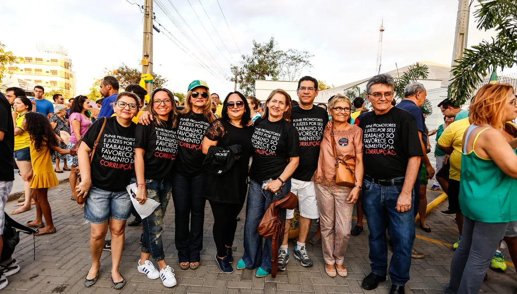 Manifestantes usam preto no 'Vem Pra Rua'