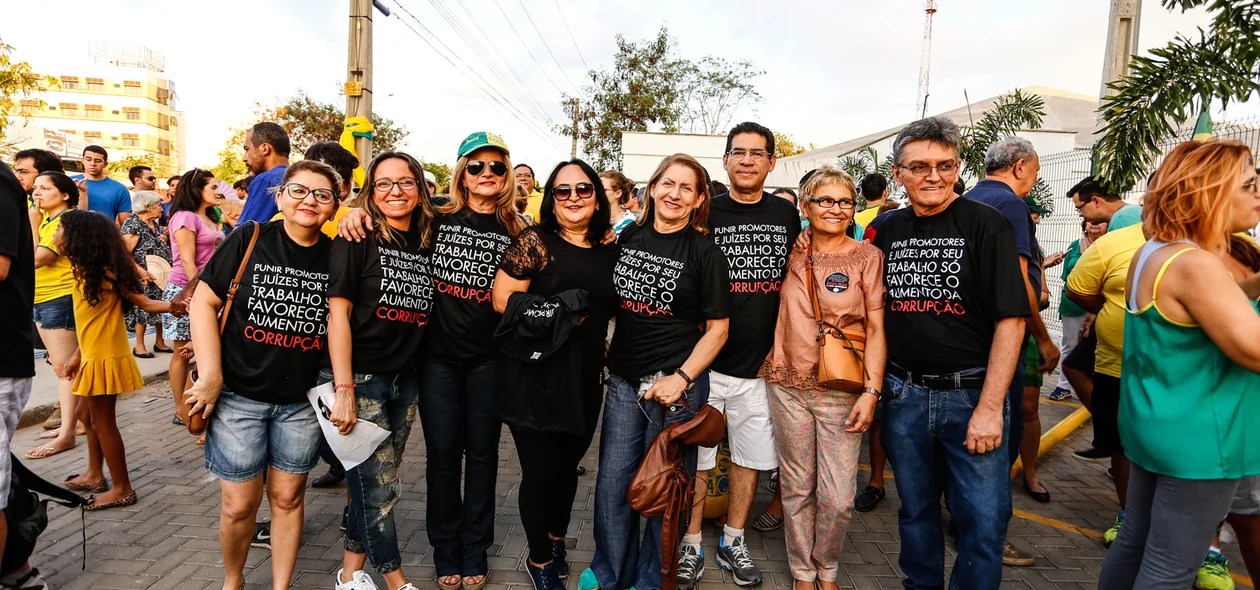 Manifestantes usam preto no 'Vem Pra Rua'