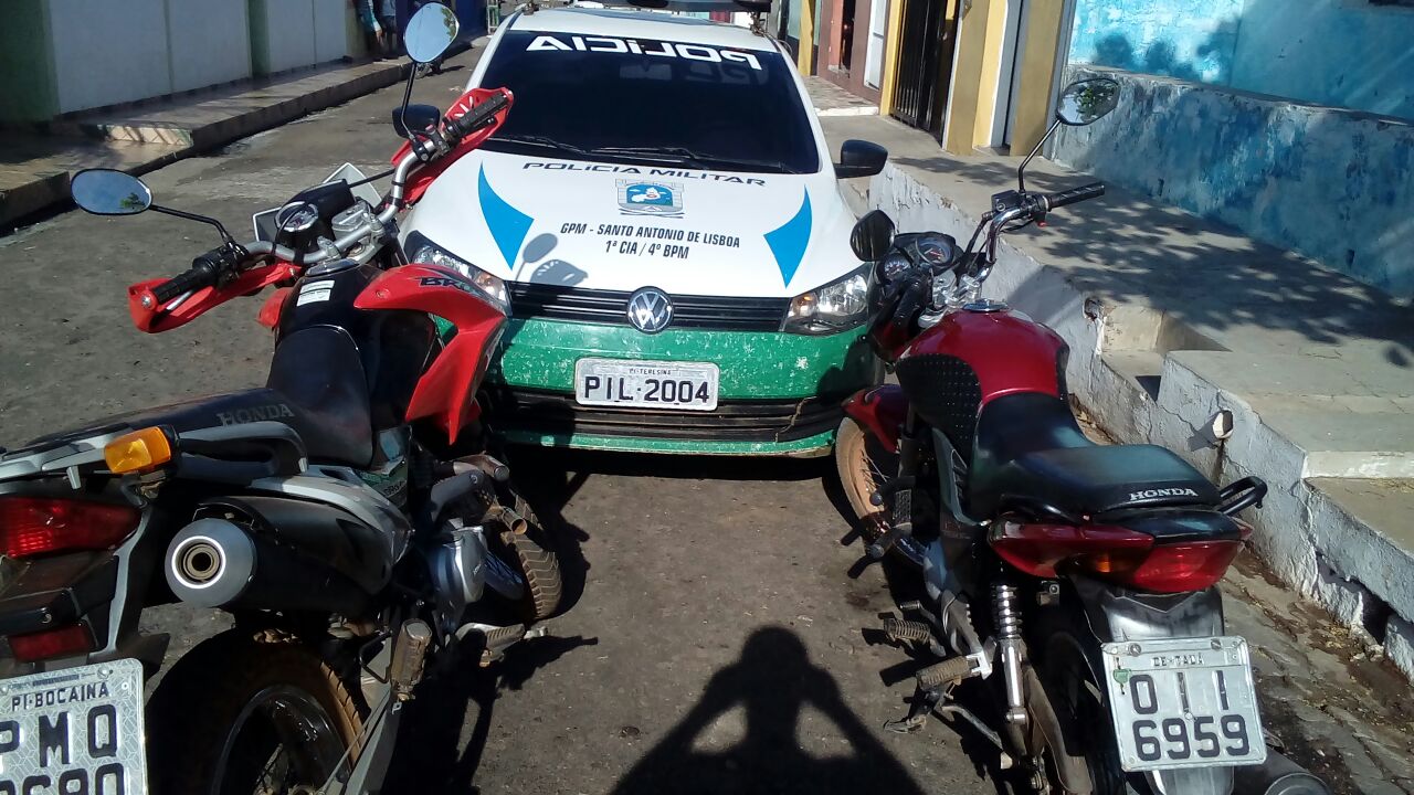 Polícia recupera moto roubada após perseguição