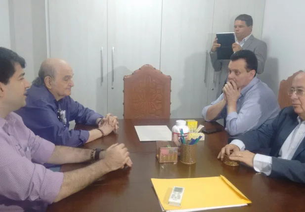 Gilberto Kassab visita instalações da TV Antena 10