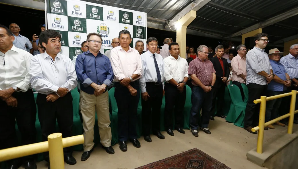 Governador Wellington Dias com demais lideranças políticas