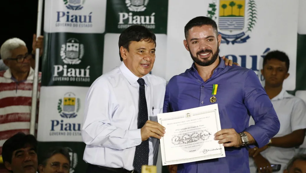 Lukano Sá recebe certificado e medalha de Wellington Dias