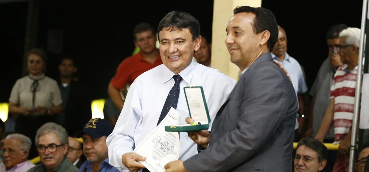 O reitor da Uespi Nouga Cardoso recebe medalha das mãos de Wellington Dias