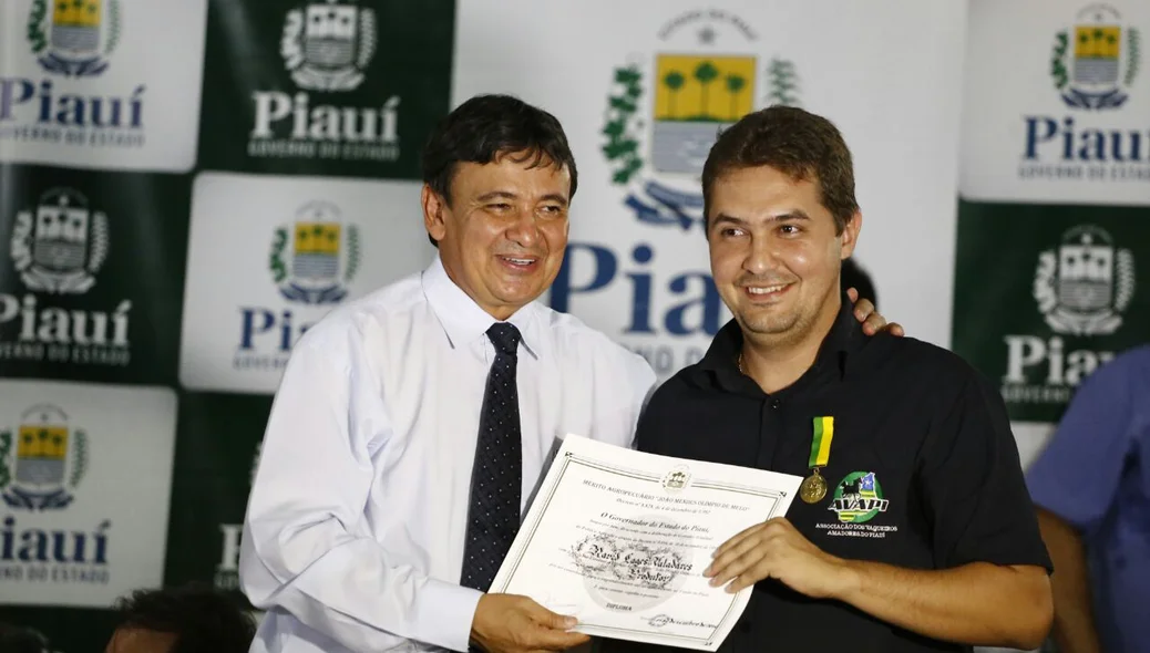 Wellington entrega certificados durante solenidade de abertura da Expoapi