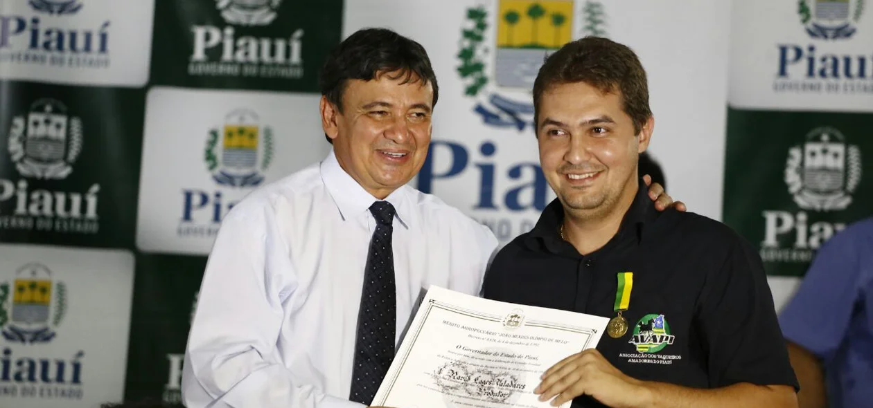 Wellington entrega certificados durante solenidade de abertura da Expoapi