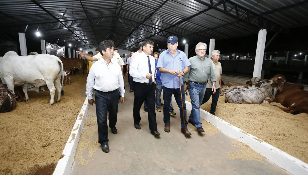 Wellington visita Parque de Exposições Dirceu Arcoverde