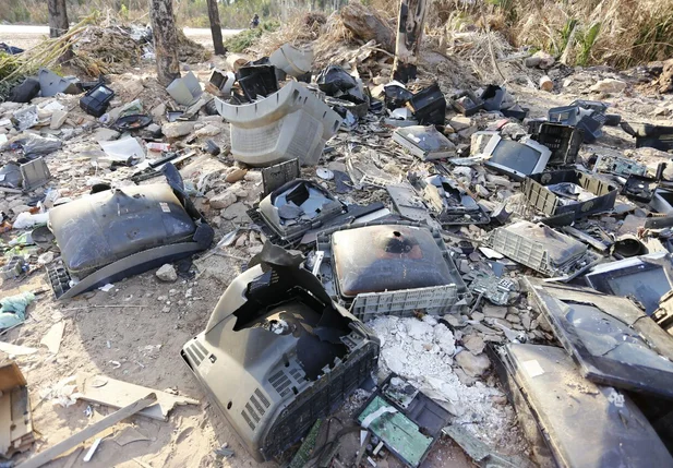 Lixo eletrônico é descartado de forma irregular em Teresina
