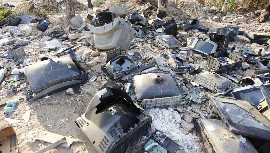 Aparelhos eletrônicos descartados irregularmente em terreno na zona leste de Teresina