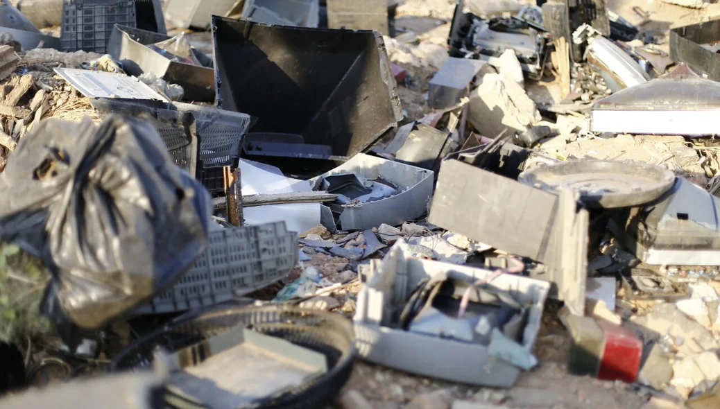 Lixo eletrônico descartado em terreno na zona leste de Teresina