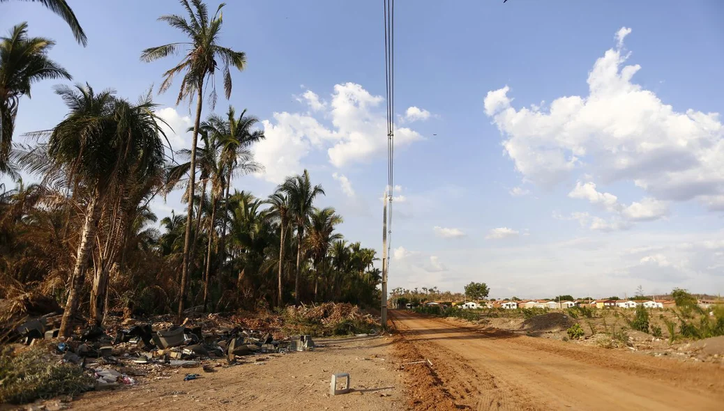 Lixo eletrônico descartado irregularmente em terreno às margens de avenida em Teresina