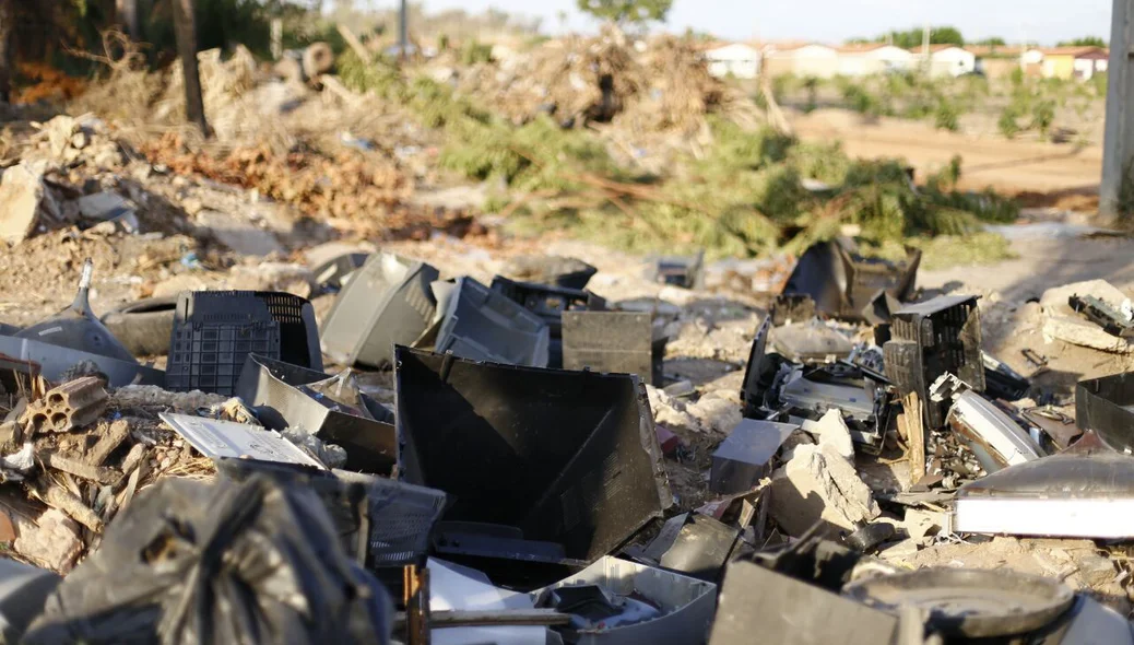 Lixo eletrônico descartado irregularmente em terreno na zona leste de Teresina